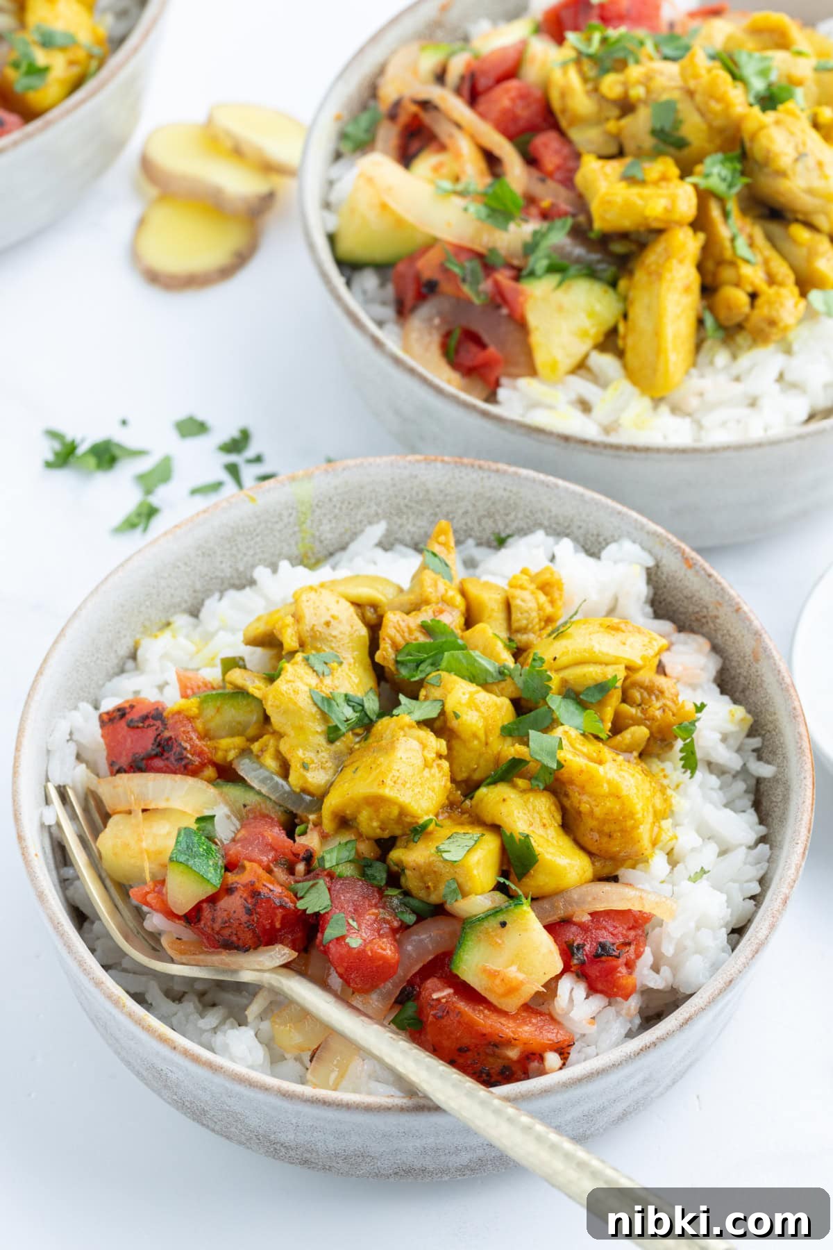 Chicken curry bowls with coconut rice, spiced chicken and a flavorful tomato mixture. Cozy, balanced and perfect for dinner! chicken curry bowls