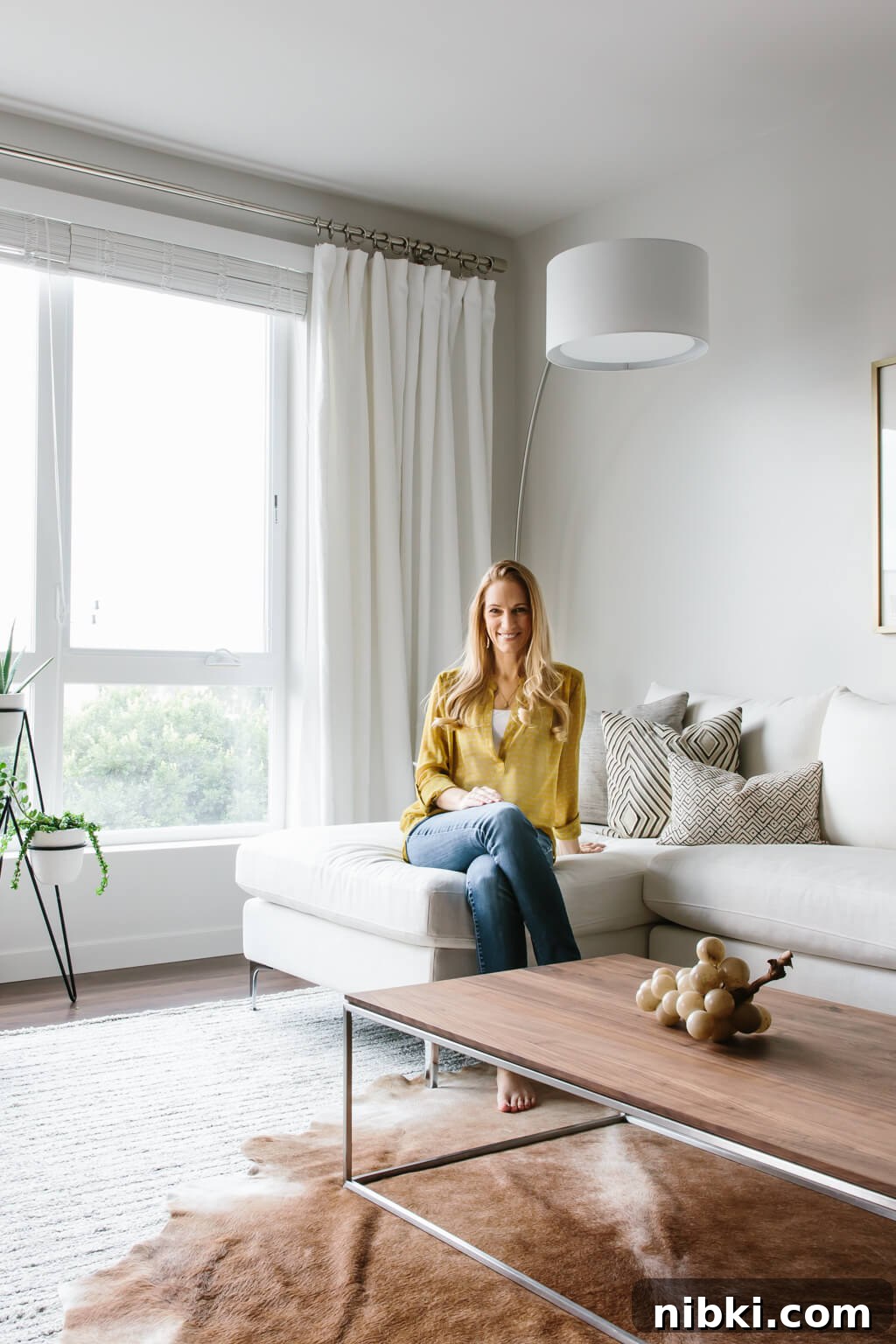 Modern Minimalist Living Room Makeover with Havenly 2 Take a tour of my modern and minimalist living room. My interior design style is a blend of minimalism, mid-century modern, Scandinavian and SoCal vibes.