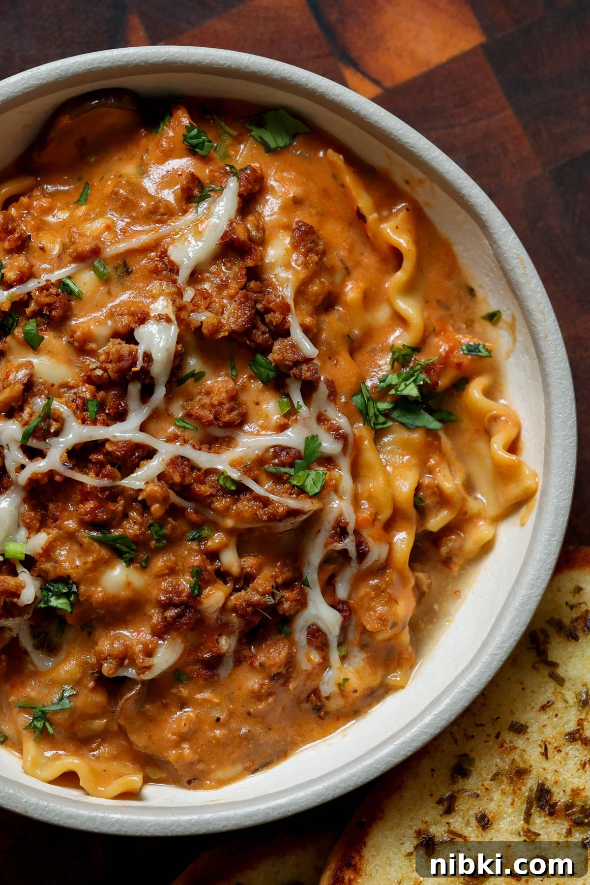 30-Minute One-Pan Creamy Lasagna Soup 5 bowl of creamy lasagna soup with garlic bread