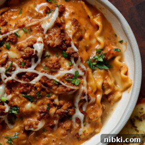 30-Minute One-Pan Creamy Lasagna Soup 6 bowl of creamy lasagna soup with garlic bread